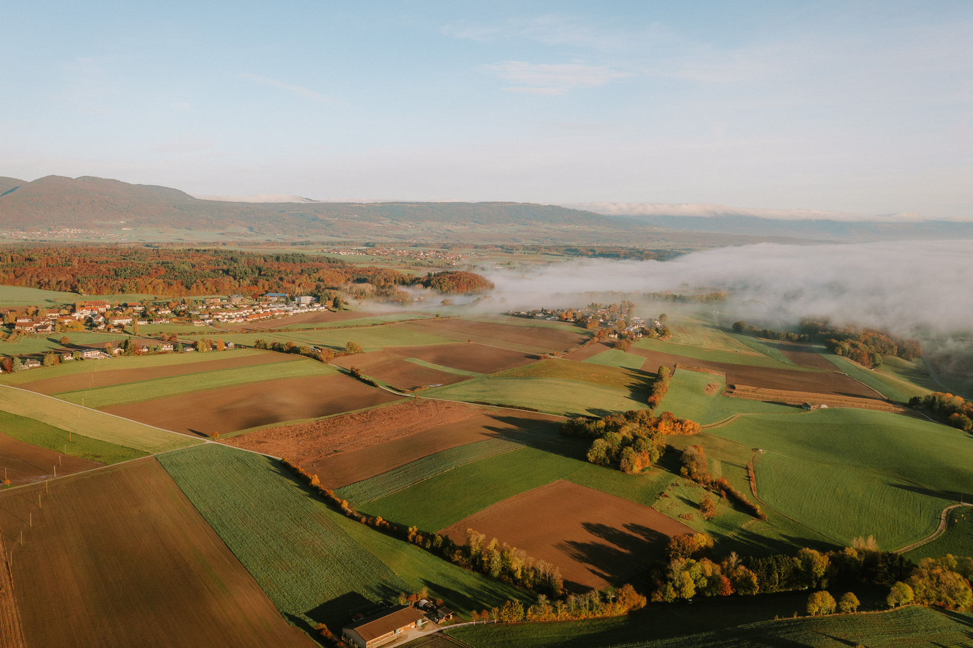Vue sur la commune de Hautemorges en automne. Photo: Raphaël Dupertuis